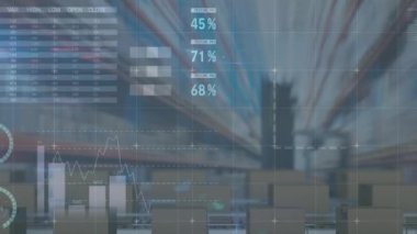 Taşıyıcı bantlardaki karton kutuların üzerinden geçen istatistiklerin animasyonu. küresel gönderim ve bağlantılar konsepti dijital olarak oluşturulmuş video.