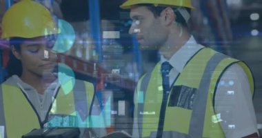 Depoda çalışan kadın ve erkeğin istatistik ve mali veri işleme animasyonları. küresel gönderim ve bağlantılar konsepti dijital olarak oluşturulmuş video.