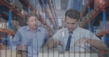 Depoda çalışan adamların istatistik ve mali veri işleme animasyonları. küresel gönderim ve bağlantılar konsepti dijital olarak oluşturulmuş video.