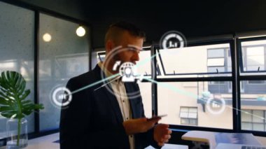 Akıllı telefondan konuşan iş adamlarının simgeleriyle bağlantı ağının animasyonu. küresel iş, veri işleme ve bağlantı konsepti dijital olarak oluşturulmuş video.
