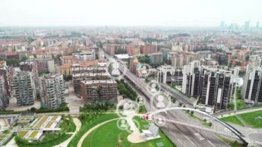 Otoyol ve modern şehir manzarası üzerinde hareket eden ikonları çoğaltma animasyonu. küresel iletişim ve ağ teknolojisi konsepti dijital olarak oluşturulmuş video.