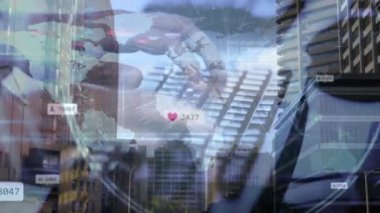 Sosyal medya simgelerinin animasyonu ve insan üzerinde dizüstü bilgisayar ve şehir manzarası kullanan dünya haritası. küresel sosyal medya, bağlantılar ve dijital arayüz konsepti dijital olarak oluşturulmuş video.