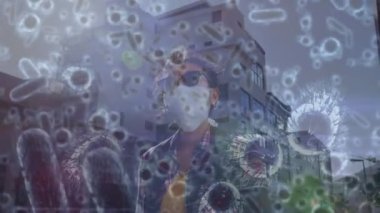 Yüz maskeli bir kadının üzerinde hareket eden kovid 19 hücrenin animasyonu. küresel covid 19 salgın hastalık ve sağlık hizmetleri konsepti dijital olarak oluşturulmuş video.