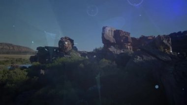 Manzara üzerindeki bağlantı ağlarının animasyonu. küresel bağlantılar, dijital arayüz, dijital olarak oluşturulan veri işleme konsepti.