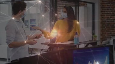 Ofisteki iş adamları üzerinden bağlantı ağının animasyonu. küresel iş, bağlantılar, veri işleme ve teknoloji konsepti dijital olarak oluşturulmuş video.