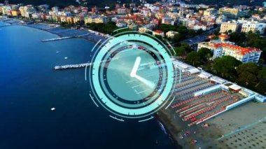 Liman ve modern sahil kasabası üzerindeki nöbetçi ellerin animasyonu. küresel iletişim ve ağ teknolojisi konsepti dijital olarak oluşturulmuş video.