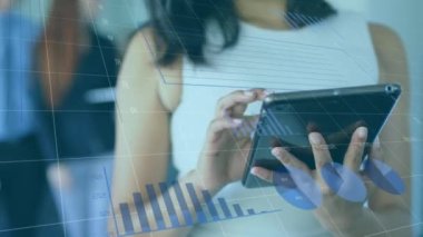 Ofisteki iş kadınıyla ilgili finansal veri işleme animasyonu. küresel iş, finans, bağlantılar ve dijital arayüz konsepti dijital olarak oluşturulmuş video.