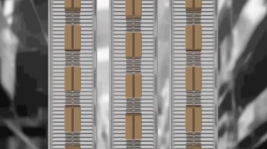 Karton kutuların depodaki taşıma bantlarında hareket etmesi. küresel gönderim ve bağlantılar konsepti dijital olarak oluşturulmuş video.