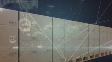 Depodaki taşıma bantlarındaki kutuların üzerindeki bağlantı ağının animasyonu. küresel sevkiyat, dağıtım ve bağlantılar konsepti dijital olarak oluşturulmuş video.