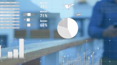 Akıllı telefon kullanan adamın istatistik ve veri işleme animasyonu. Dijital arayüz, bağlantılar ve teknoloji konsepti dijital olarak oluşturuldu.