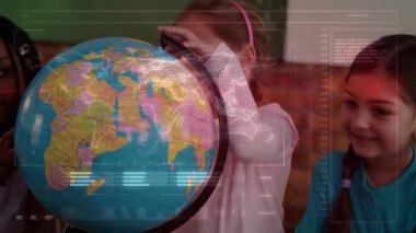 Sınıfta dünyaya bakan öğrencilerin veri işleme animasyonları. küresel eğitim, dijital arayüz ve bağlantılar dijital olarak oluşturulmuş video konsepti.