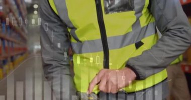 Depoda çalışan adamın veri işleme animasyonu. küresel sevkiyat, dağıtım ve bağlantılar konsepti dijital olarak oluşturulmuş video.