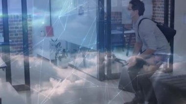 Ofisteki iş adamları üzerinden bağlantı ağının animasyonu. küresel iş, bağlantılar, veri işleme ve teknoloji konsepti dijital olarak oluşturulmuş video.