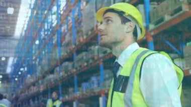 Erkek depo çalışanı üzerinde ikili kodlama animasyonu. küresel gönderim ve bağlantılar konsepti dijital olarak oluşturulmuş video.