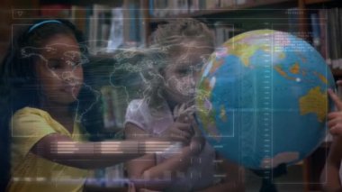 Sınıfta dünyaya bakan öğrencilerin veri işleme animasyonları. küresel eğitim, dijital arayüz ve bağlantılar dijital olarak oluşturulmuş video konsepti.