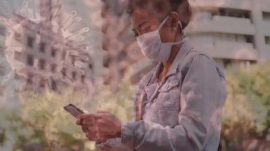 Yüz maskeli bir kadının üzerinde hareket eden kovid 19 hücrenin animasyonu. küresel covid 19 salgın hastalık ve sağlık hizmetleri konsepti dijital olarak oluşturulmuş video.