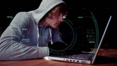 Kapüşonlu giysili bir adamın dizüstü bilgisayar kullanarak makro Covid19 hücresinin animasyonu. covid 19 salgını sırasında küresel siber virüs ve çevrimiçi güvenlik