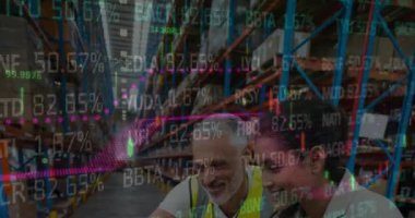 Depoda çalışan insanların veri işleme animasyonları. küresel sevkiyat, dağıtım ve bağlantılar konsepti dijital olarak oluşturulmuş video.