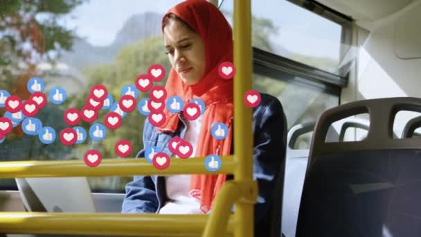 在大巴上使用笔记本电脑在女性头上挂上社交媒体图标的动画 全球社交媒体 数字接口 技术和连接概念 — 图库视频影像