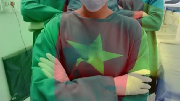 头戴口罩 在外科医生面前挥动着茶花旗的动画 全球联盟19大流行病和保健服务概念数字制作视频 — 图库视频影像
