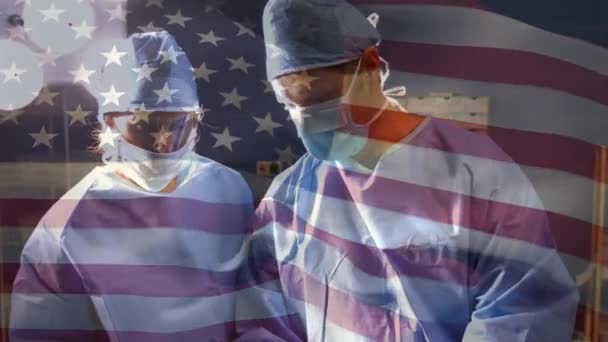 Animación Bandera Ondeando Sobre Los Cirujanos Máscaras Faciales Global Covid — Vídeo de stock