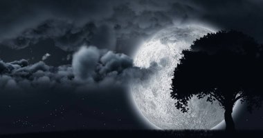 Parlayan ayın dijital görüntüsü bulutlu bir ağacın siluetinin arkasında.