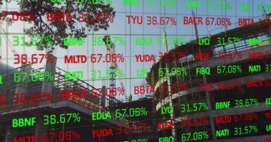 Arka plandaki inşaat alanındaki finansal veri işleme resmi. Küresel işletme finans konut piyasası dijital bileşimi.
