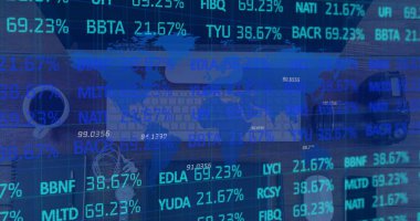 Bilgisayarla birlikte masanın üzerinde finansal veri işleme resmi. küresel finans ve iş konsepti dijital olarak oluşturulmuş imaj.