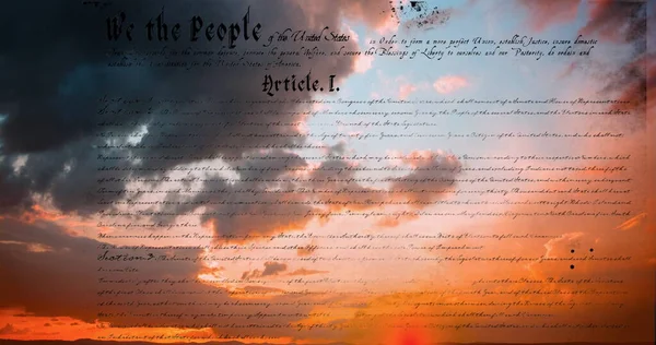 Amerika Birleşik Devletleri Nin Günbatımında Gökyüzünün Arka Planında Bulutlarla Birlikte — Stok fotoğraf