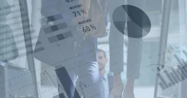 Ofisteki yürüyen merdiven kullanan iş adamları üzerinde finansal veri işleme animasyonu. küresel finans, iş ve dijital arayüz kavramı dijital olarak oluşturulmuş video.