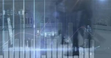 Ofiste yürüyen iş adamları üzerinde finansal veri işleme animasyonu. küresel finans, iş ve dijital arayüz kavramı dijital olarak oluşturulmuş video.