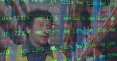 Depoda çalışan adamın finansal veri işleme animasyonu. küresel gönderim ve bağlantılar konsepti dijital olarak oluşturulmuş video.