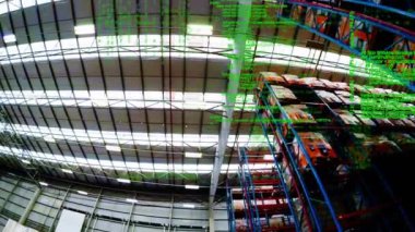 Boş bir depoda veri işleme animasyonu. küresel sevkiyat, dağıtım ve bağlantılar konsepti dijital olarak oluşturulmuş video.