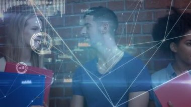 Kolejdeki öğrenciler üzerinden bağlantı ağlarının animasyonu. küresel eğitim ve bağlantılar konsepti dijital olarak oluşturulmuş video.