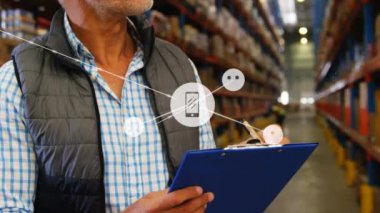 Depoda çalışan adamın üzerindeki ikonlarla olan bağlantıların animasyonu. küresel gönderim ve bağlantılar konsepti dijital olarak oluşturulmuş video.