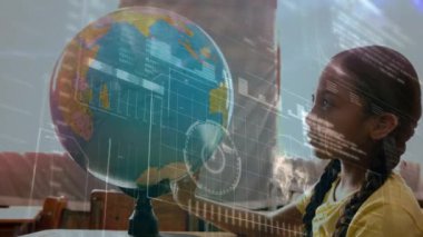 Veri işleme animasyonunun okullu kızın sınıftaki küreye bakması. küresel eğitim, dijital arayüz ve bağlantılar dijital olarak oluşturulmuş video konsepti.