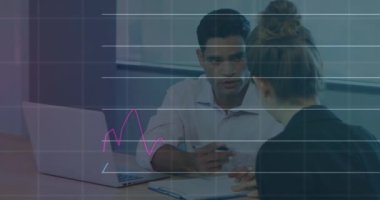 İş adamlarının konuşmaları ve ofiste el sıkışmaları üzerine finansal veri işleme animasyonu. küresel iş, finans, bağlantılar ve dijital arayüz konsepti dijital olarak oluşturulmuş video.