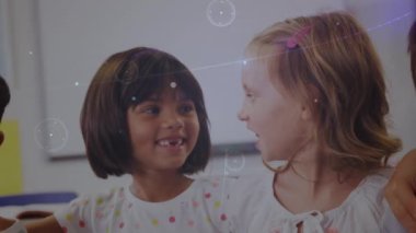 Sınıftaki okul çocukları üzerindeki bağlantı ağlarının animasyonu. küresel eğitim, dijital arayüz ve bağlantılar dijital olarak oluşturulmuş video konsepti.