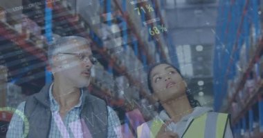 Depoda çalışan kadın ve erkeğin istatistik ve mali veri işleme animasyonları. küresel gönderim ve bağlantılar konsepti dijital olarak oluşturulmuş video.