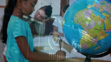 Veri işleme animasyonunun okullu kızın sınıftaki küreye bakması. küresel eğitim, dijital arayüz ve bağlantılar dijital olarak oluşturulmuş video konsepti.