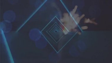 Havai fişeklerin üzerinde QR kodu ve alışveriş arabası ikonu animasyonu. Noel, gelenek ve kutlama konsepti dijital olarak oluşturuldu.