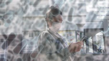 Yüz maskeli bir kadının üzerinde hareket eden kovid 19 hücrenin animasyonu. küresel covid 19 salgın hastalık ve sağlık hizmetleri konsepti dijital olarak oluşturulmuş video.