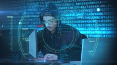 Bir dizüstü bilgisayar kullanarak kar maskesi takan adamın üzerine kovid19 hücrenin animasyonu. covid 19 salgını sırasında küresel siber virüs ve çevrimiçi güvenlik