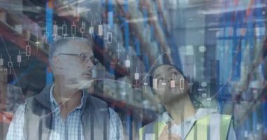 Depoda çalışan kadın ve erkeğin istatistik ve mali veri işleme animasyonları. küresel gönderim ve bağlantılar konsepti dijital olarak oluşturulmuş video.