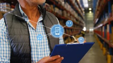 Depoda çalışan adamın üzerindeki ikonlarla olan bağlantıların animasyonu. küresel gönderim ve bağlantılar konsepti dijital olarak oluşturulmuş video.