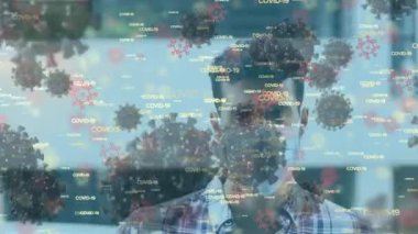 Yüz maskesi takan bir adam için koronavirüs metni ve hücrelerinin animasyonu. küresel covid 19 salgın konsepti dijital olarak oluşturulmuş video.