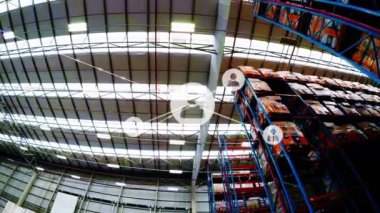 Deponun üzerindeki simgelerle bağlantı ağlarının animasyonu. küresel gönderim ve bağlantılar konsepti dijital olarak oluşturulmuş video.