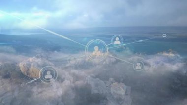 Manzara üzerindeki bağlantı ağlarının animasyonu. küresel bağlantılar, dijital arayüz, dijital olarak oluşturulan veri işleme konsepti.