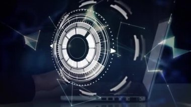 Siyah arkaplan üzerinde kapsam taraması, bağlantı ağları ve veri işleme animasyonu. 