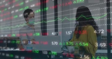 Yüz maskesi takan insanların finansal veri işleme animasyonları. covid 19 salgın konsepti dijital olarak üretilen video konsepti sırasında küresel iş, finans, bağlantılar ve dijital arayüz.